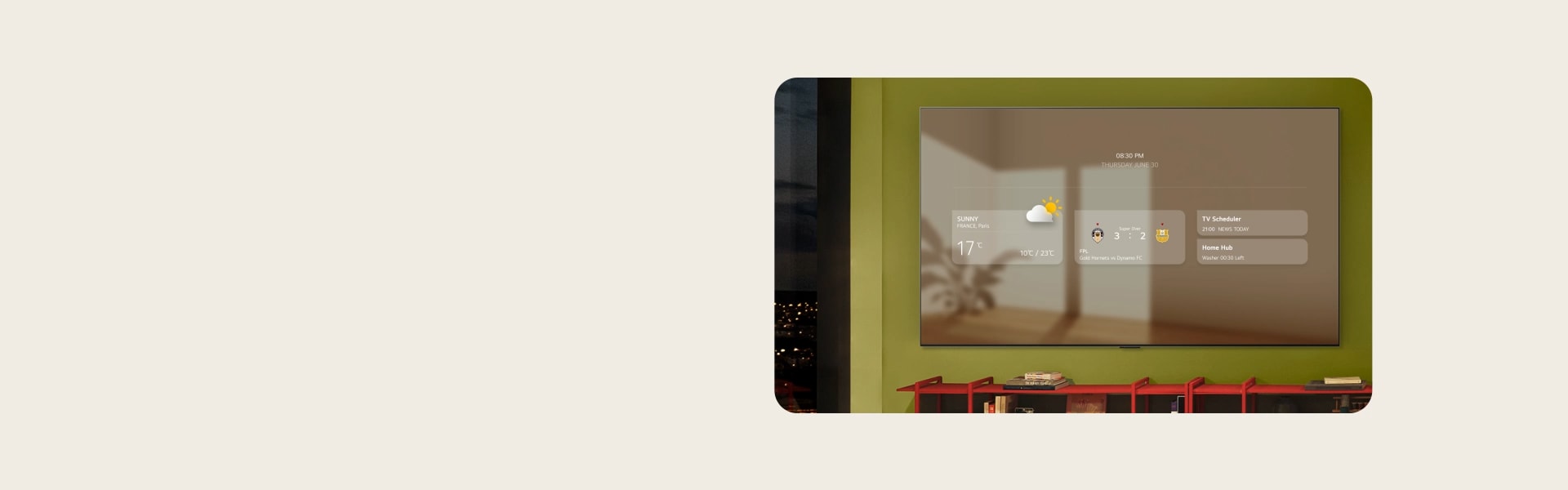 LG OLED evo AI G6 está montado en una pared verde sobre una consola roja y muestra un panel de información que incluye el clima, resultados deportivos, programador de TV y Home Hub.